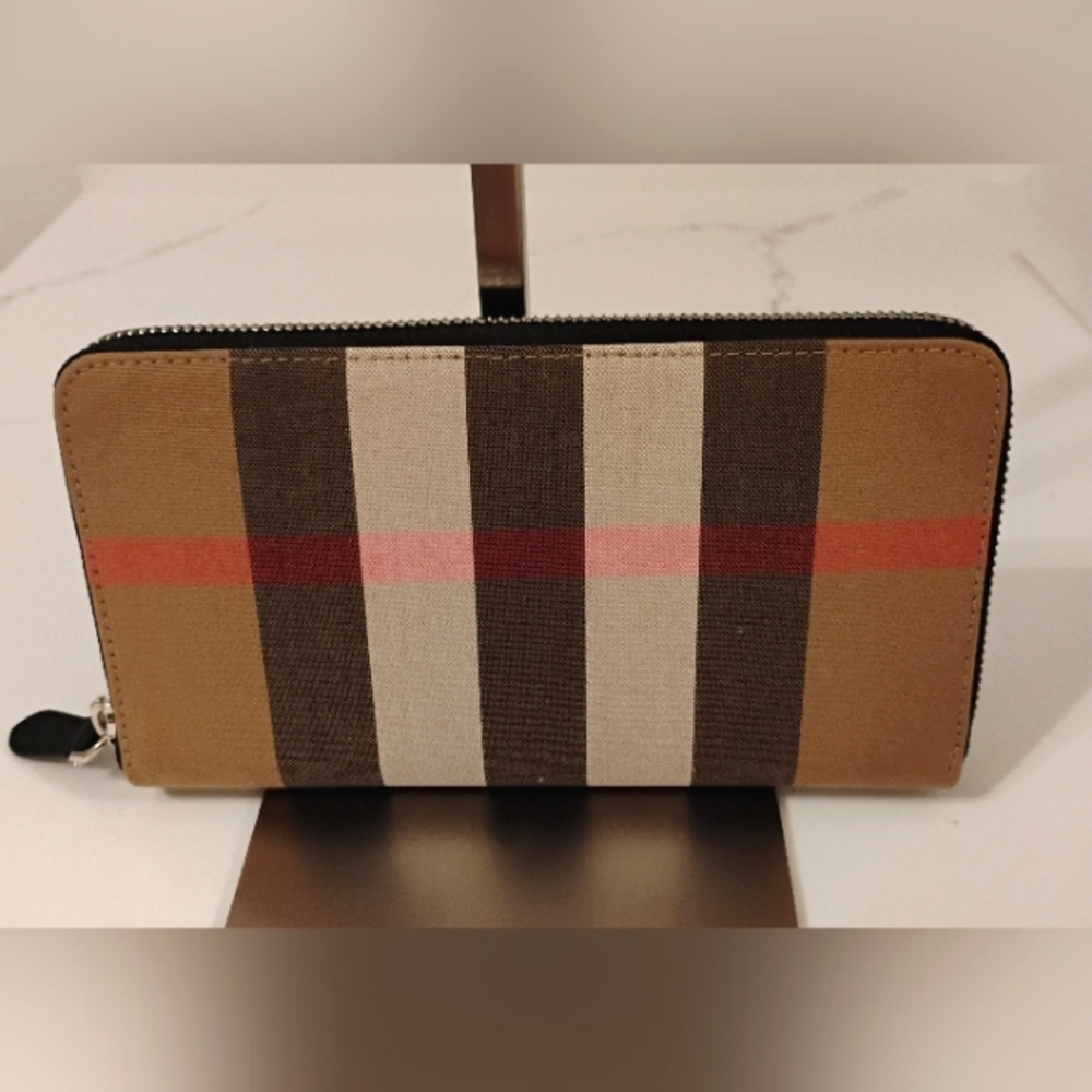 NWT Burberry Novacheck Ziparound Wallet